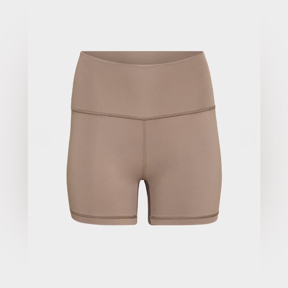 Aritzia Golden GlossForm™ Cheeky Hi-Rise 5" Short